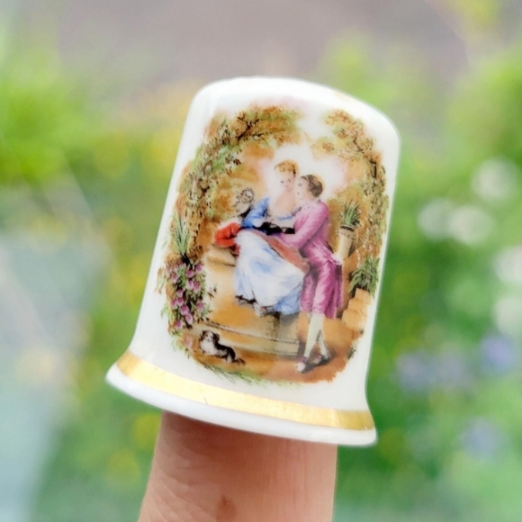 Vintage Victorian Scene Thimble - Picture 4 of 6